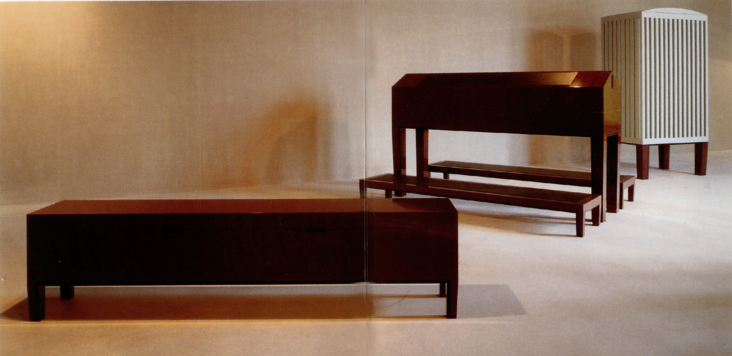 Objekter, 3m lang bænk, meget høj skrivepult, 4m højt skab til udstillingen "CHAMBRE" på Arken, Ishøj. Ved Poul Ingemann & Ingvar Cronhammer